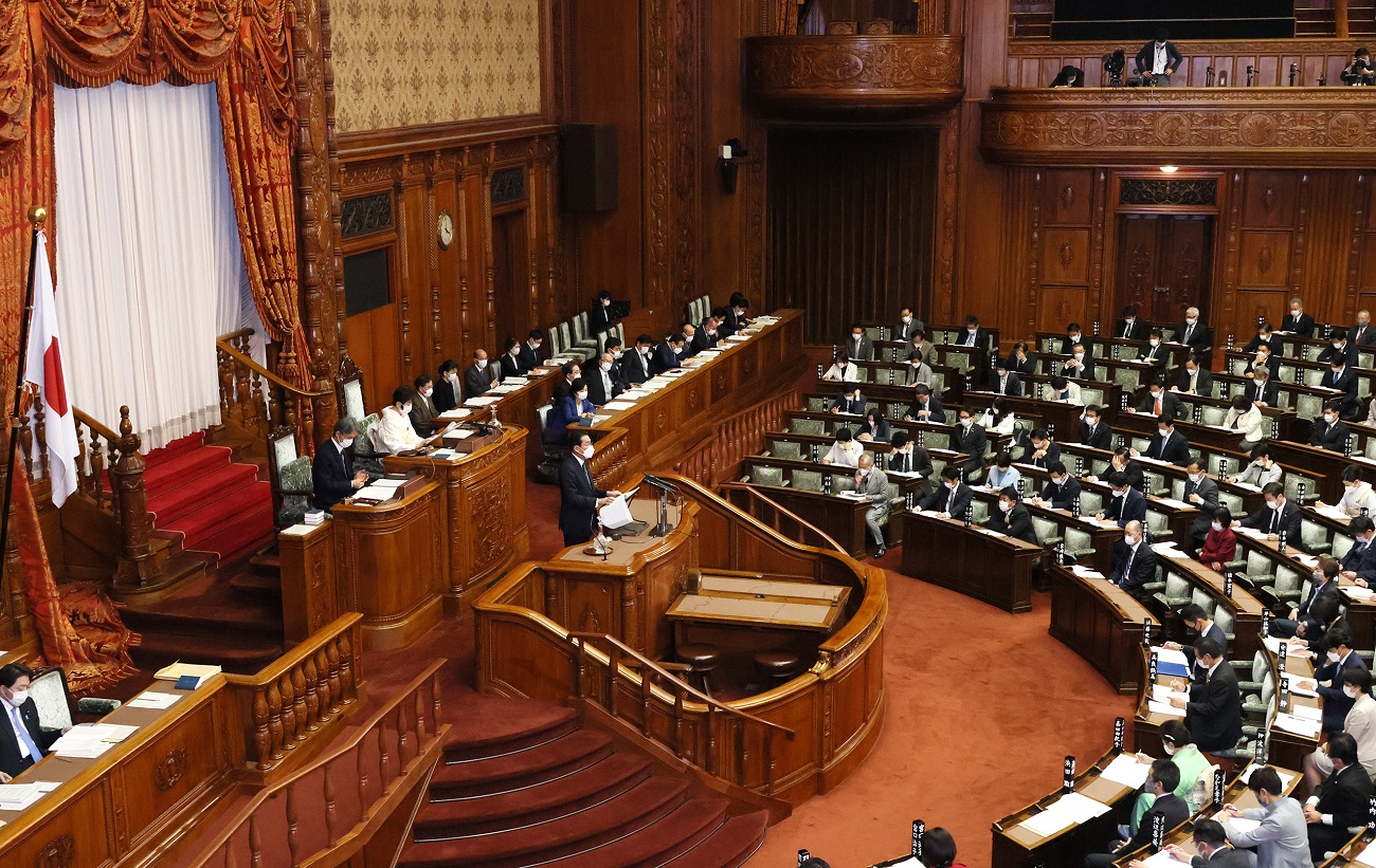 参議院本会議で施政方針演説を行う岸田総理１３