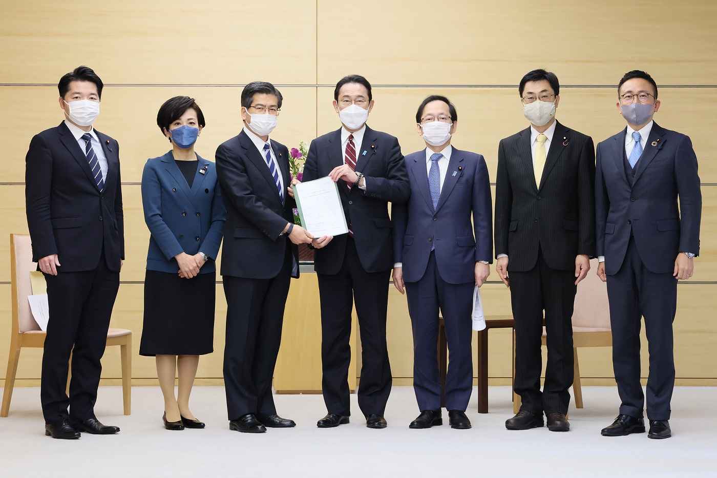 提言申入れを受ける岸田総理１