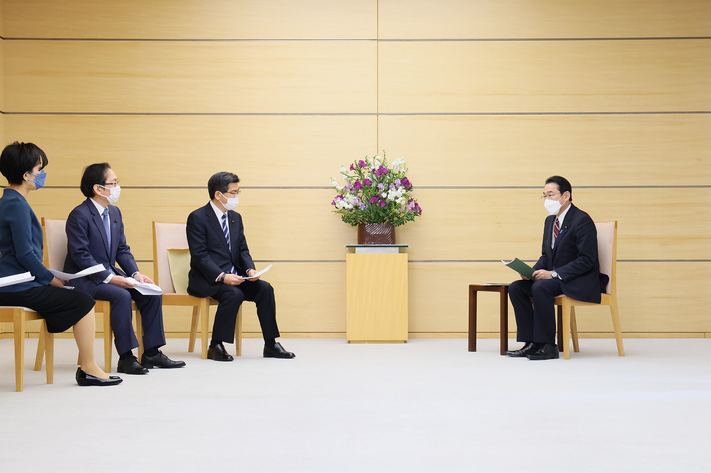 提言申入れを受ける岸田総理３