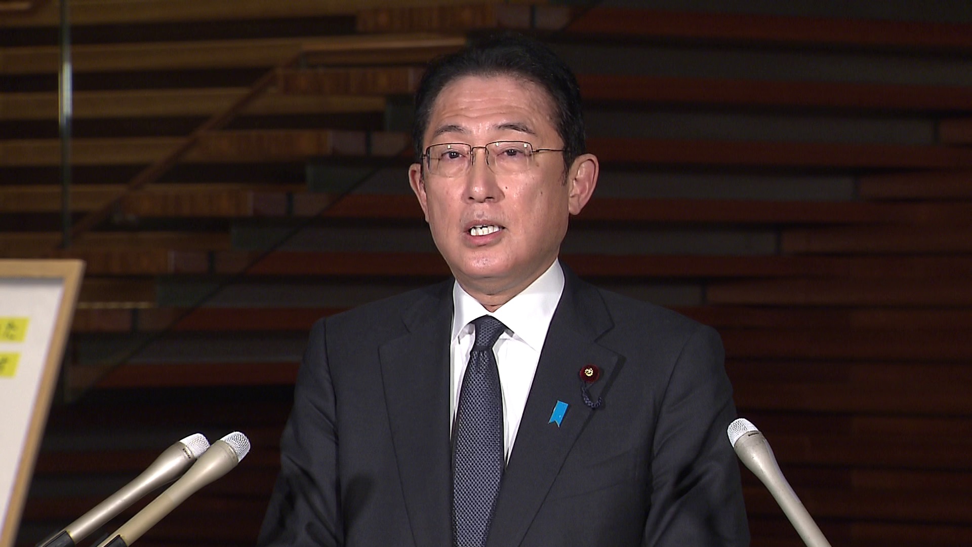 記者の質問に答える岸田総理