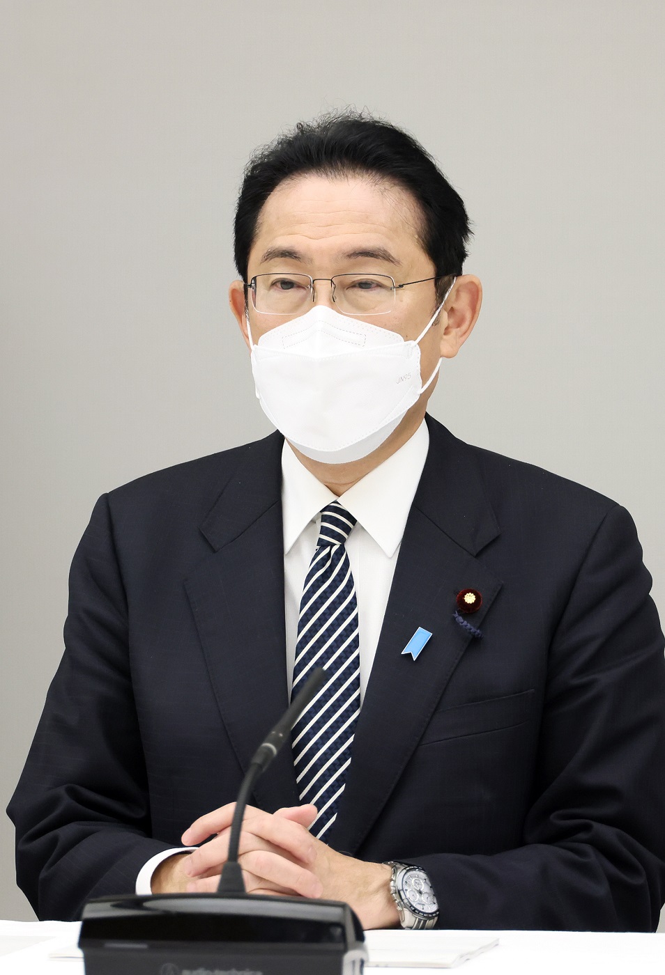 会議に臨む岸田総理２