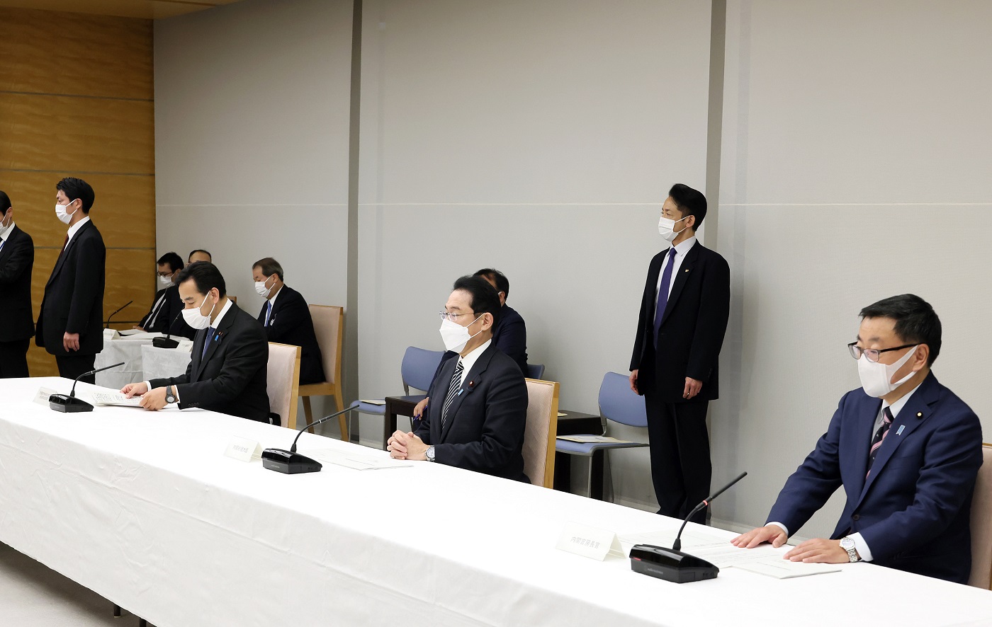 会議に臨む岸田総理３