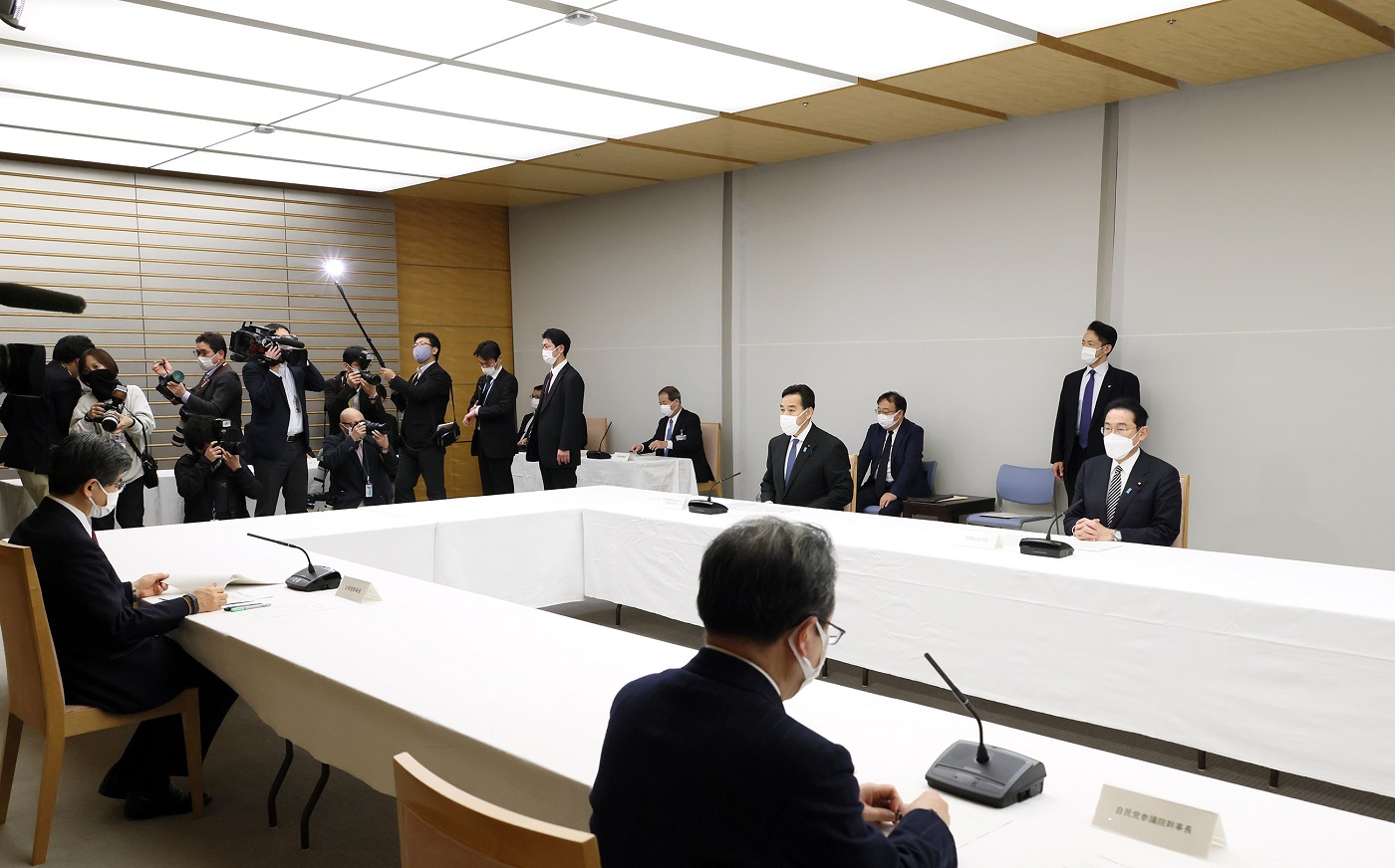 会議に臨む岸田総理４