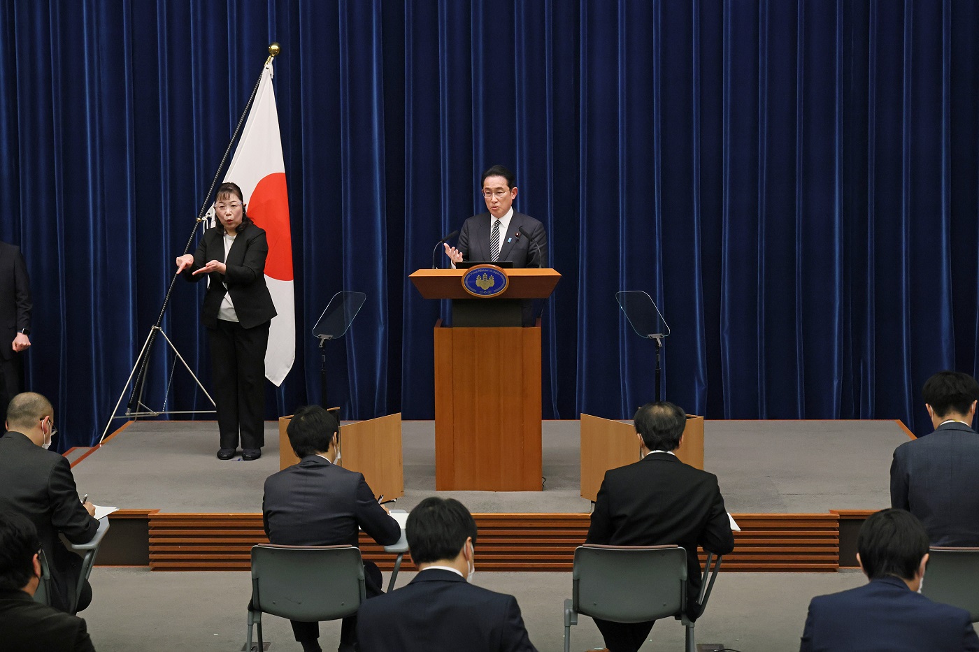 記者の質問に答える岸田総理３