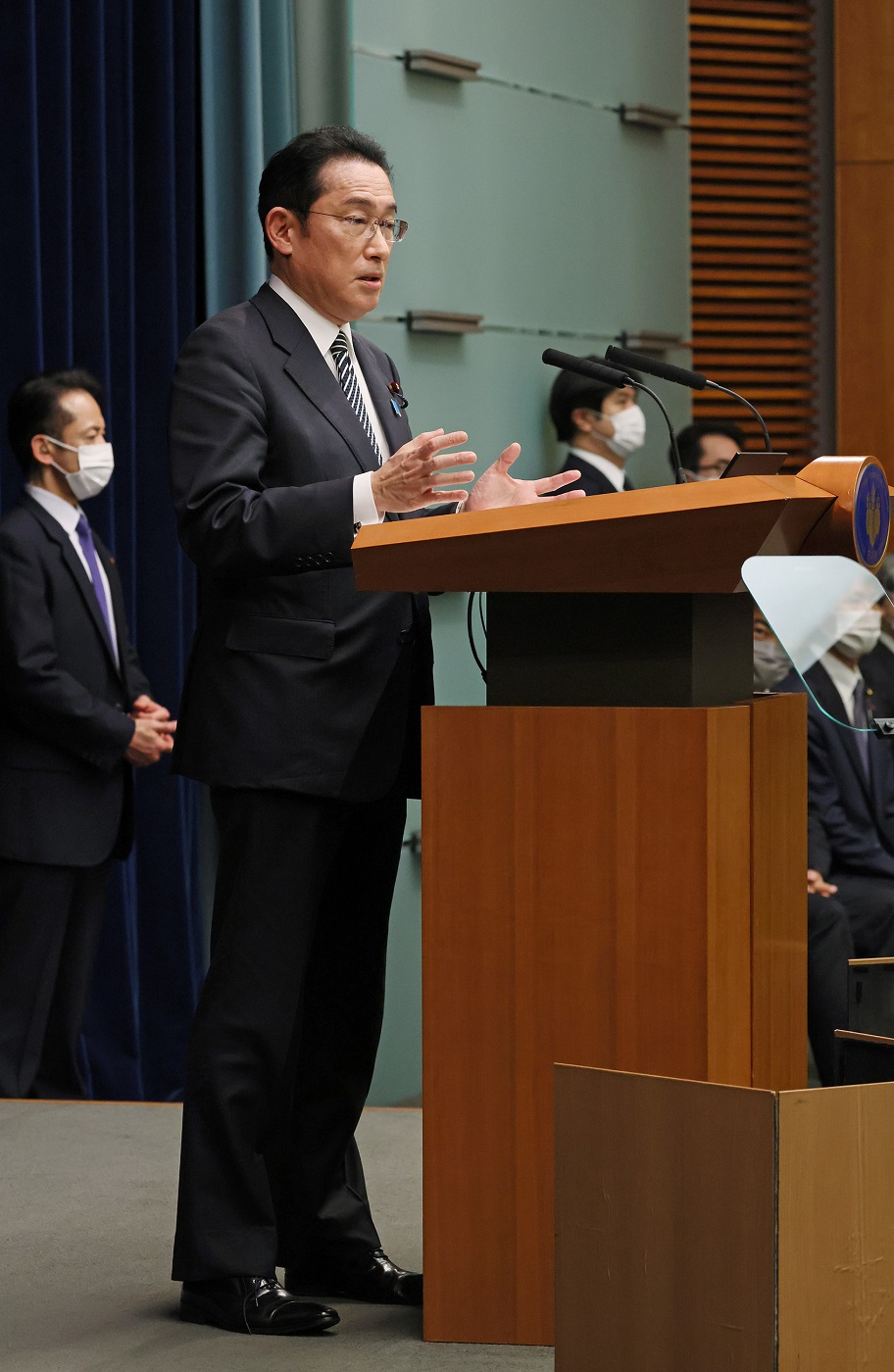 記者の質問に答える岸田総理４