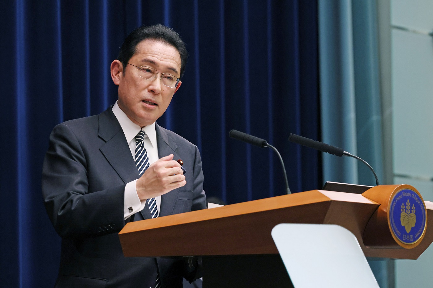 記者の質問に答える岸田総理５