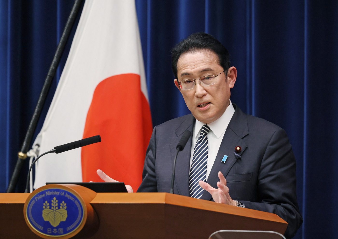 記者の質問に答える岸田総理７