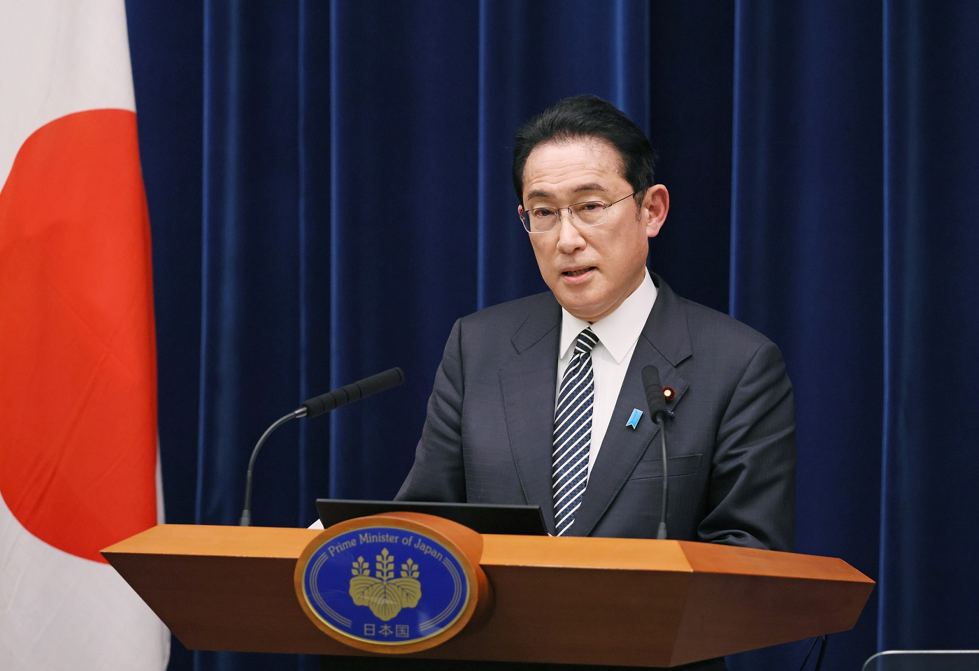 記者の質問に答える岸田総理８