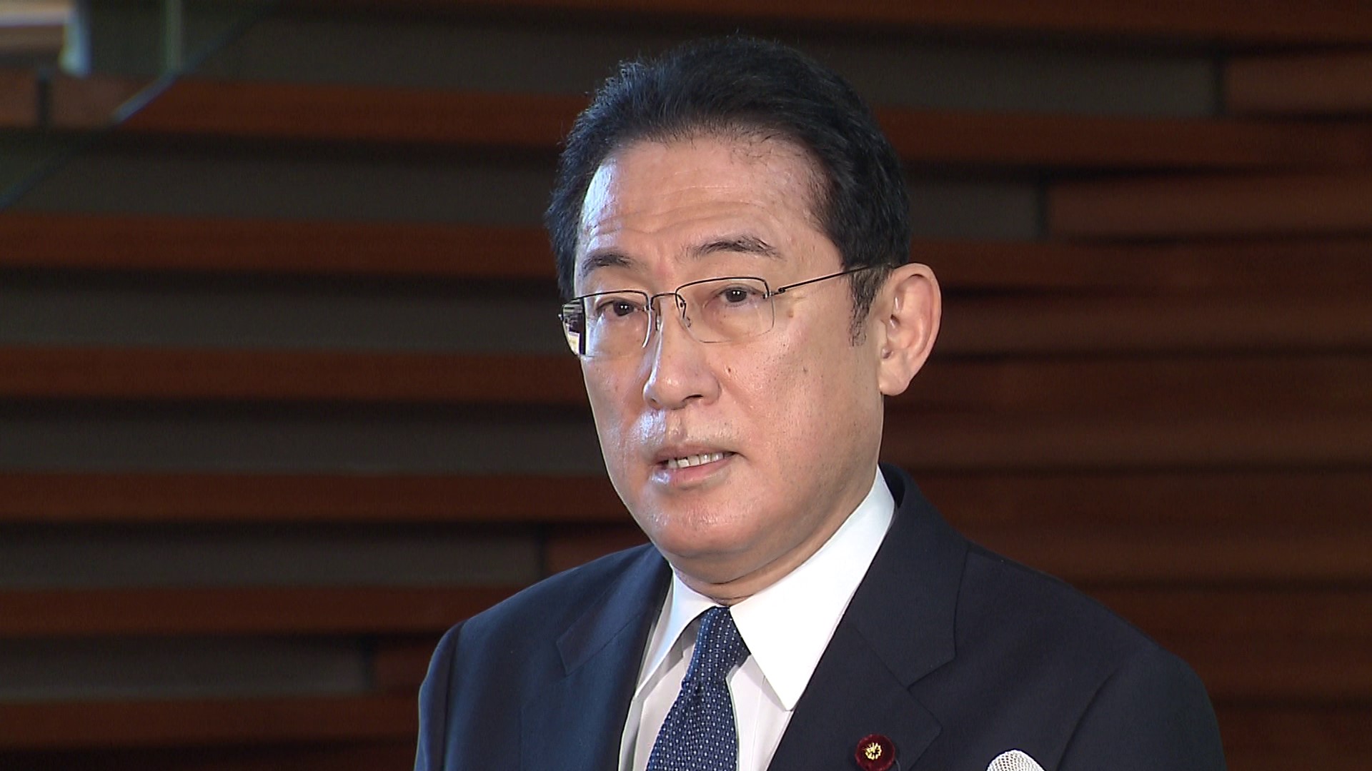 記者の質問に答える岸田総理