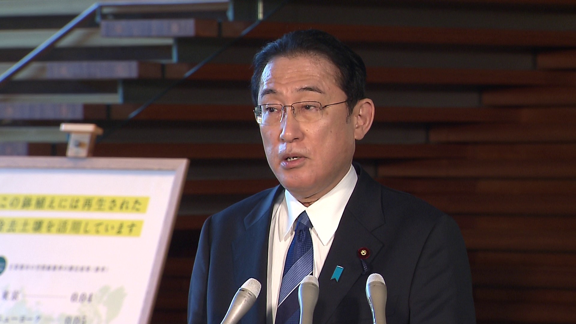 記者の質問に答える岸田総理