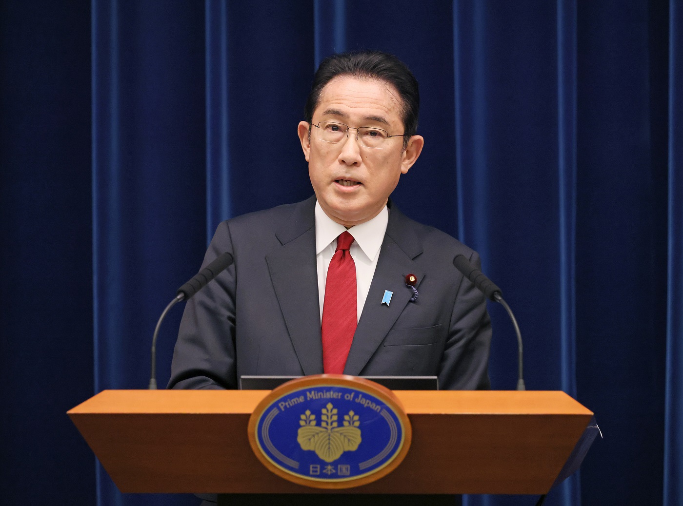 記者の質問に答える岸田総理３