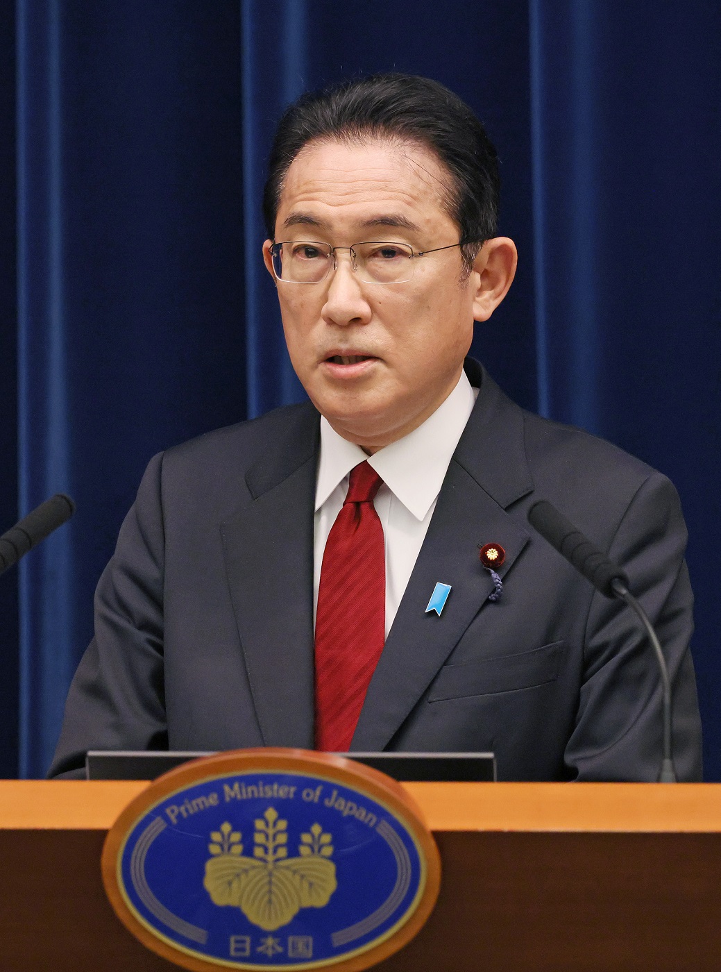 記者の質問に答える岸田総理４