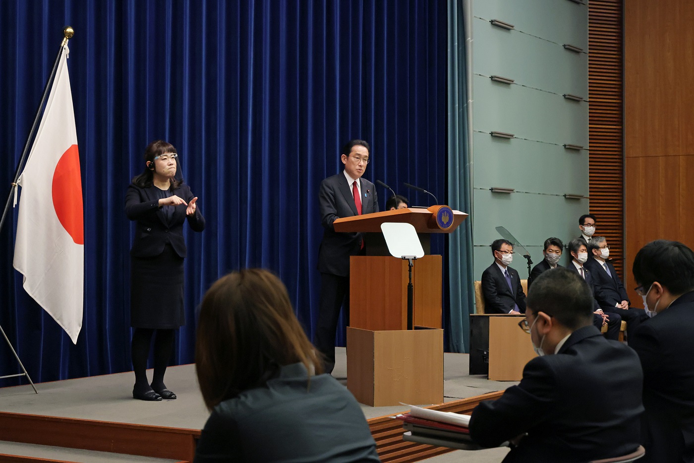 記者の質問に答える岸田総理５