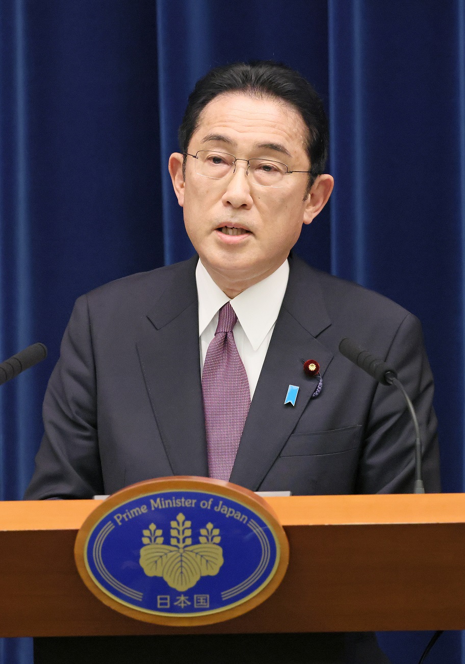 記者の質問に答える岸田総理２