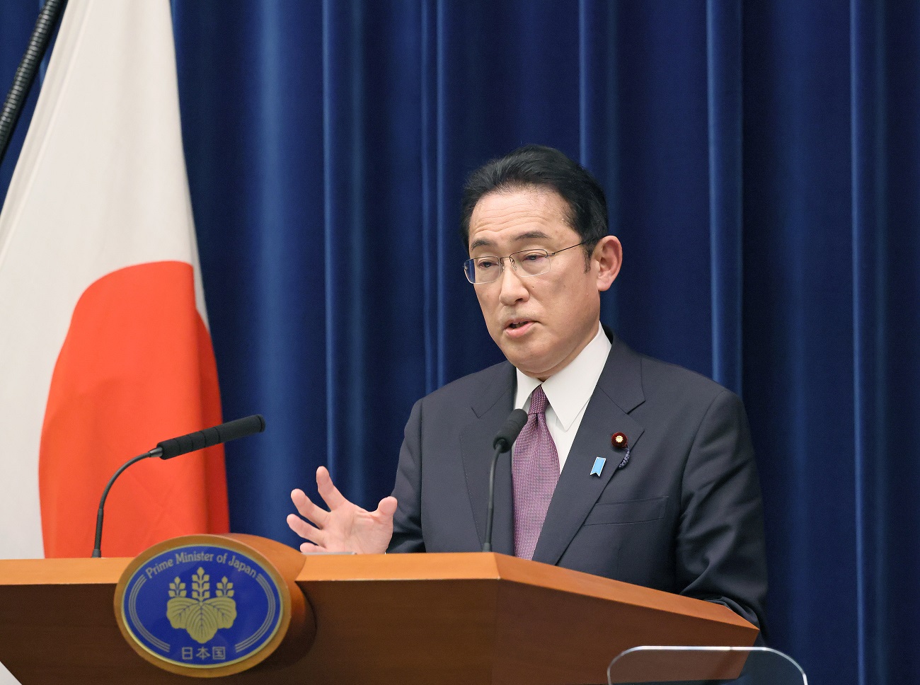 記者の質問に答える岸田総理３