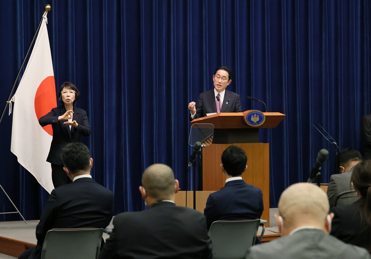 記者の質問に答える岸田総理４