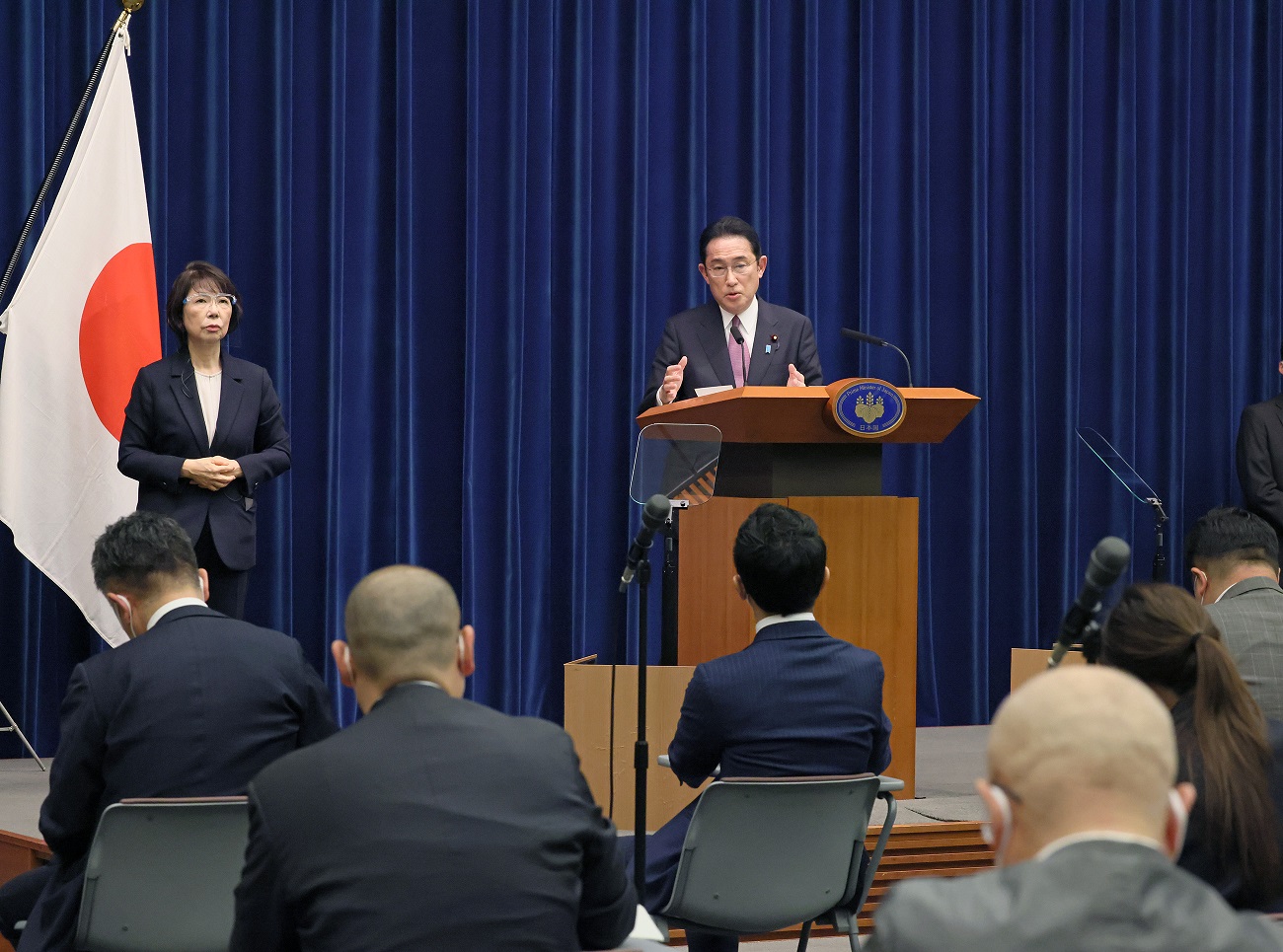 記者の質問に答える岸田総理６