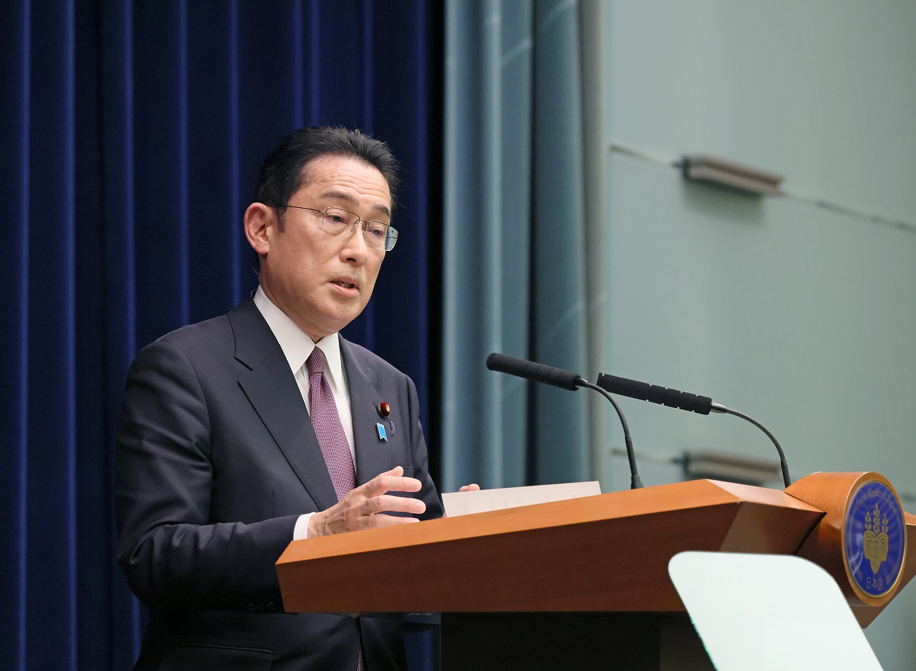 記者の質問に答える岸田総理７