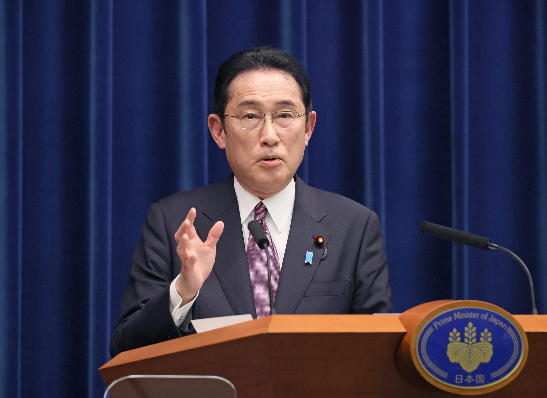 記者の質問に答える岸田総理８