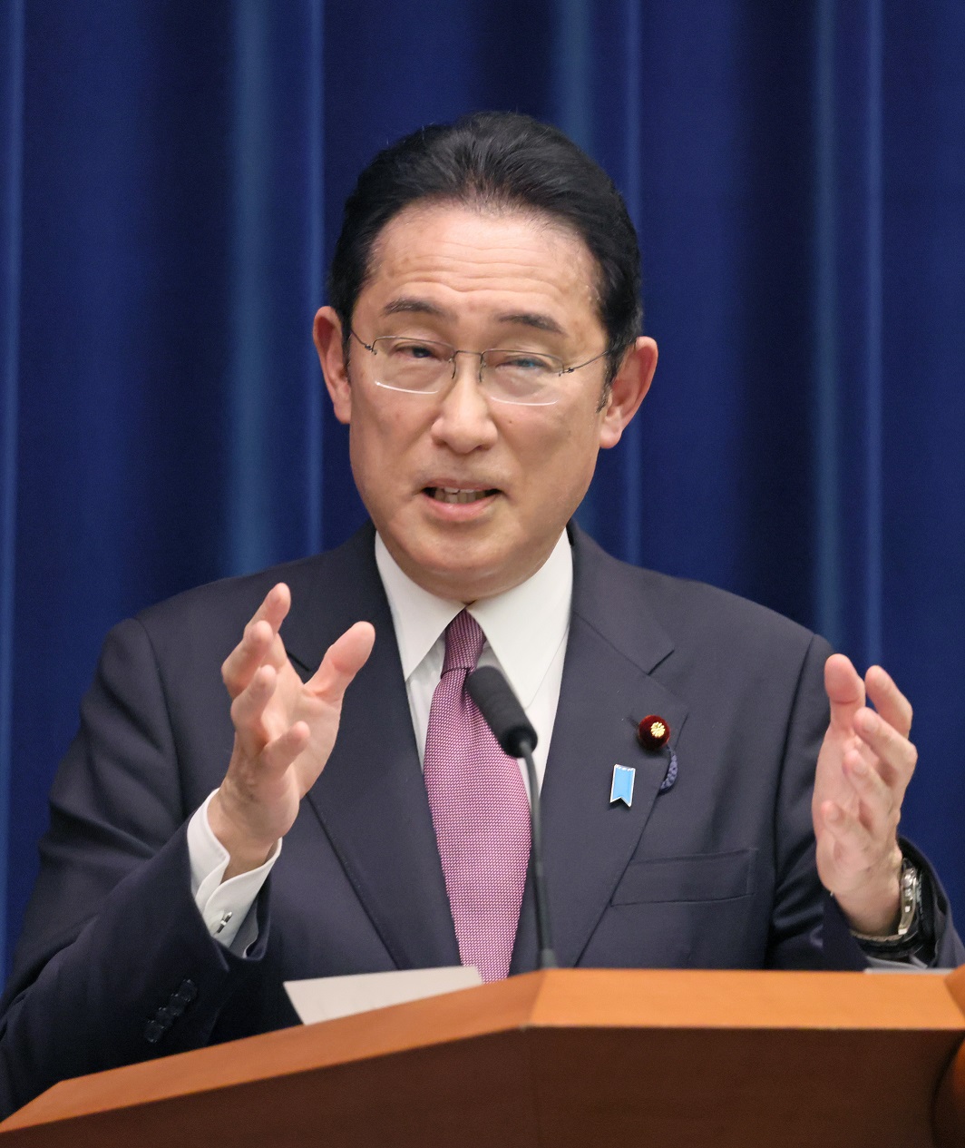記者の質問に答える岸田総理９