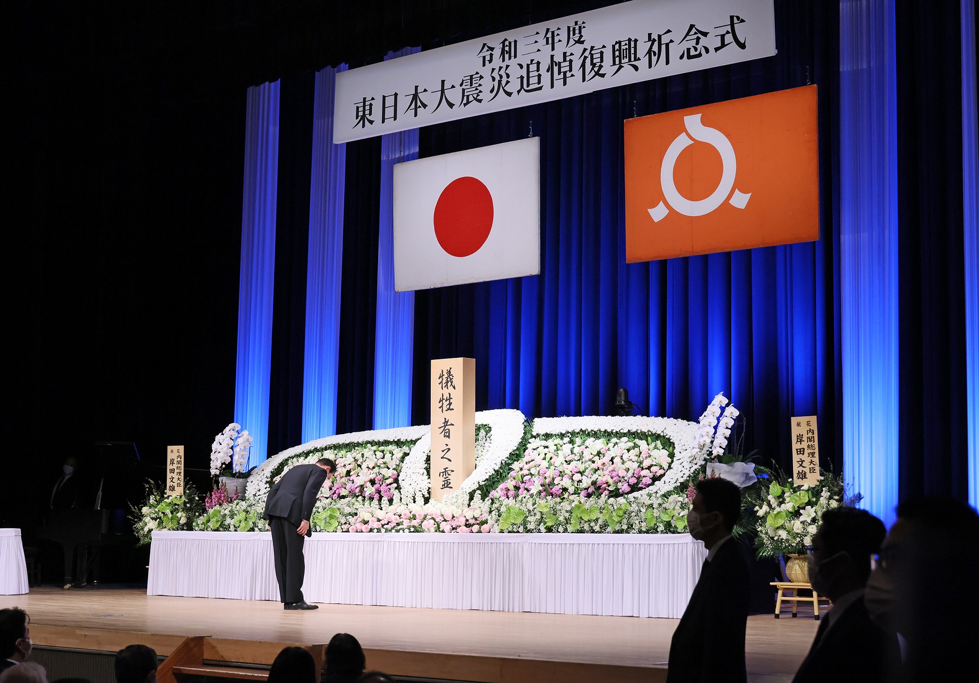 献花する岸田総理５