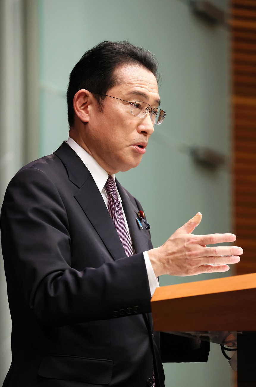 記者の質問に答える岸田総理２