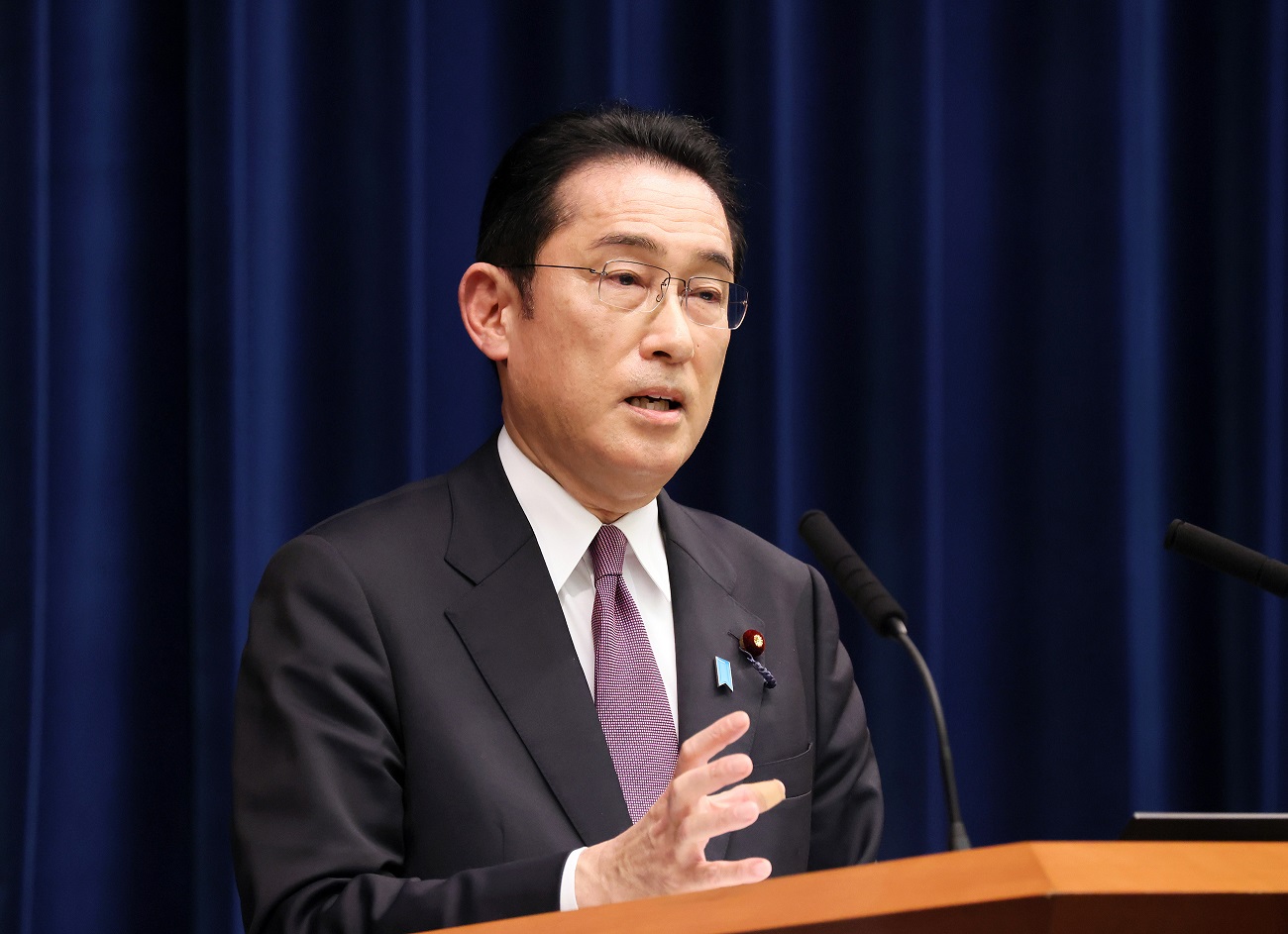 記者の質問に答える岸田総理３