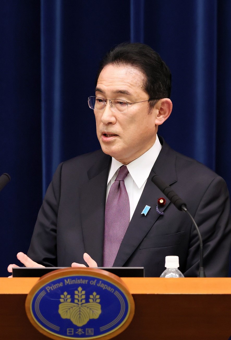 記者の質問に答える岸田総理４