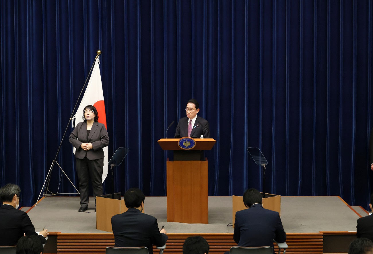 記者の質問に答える岸田総理５
