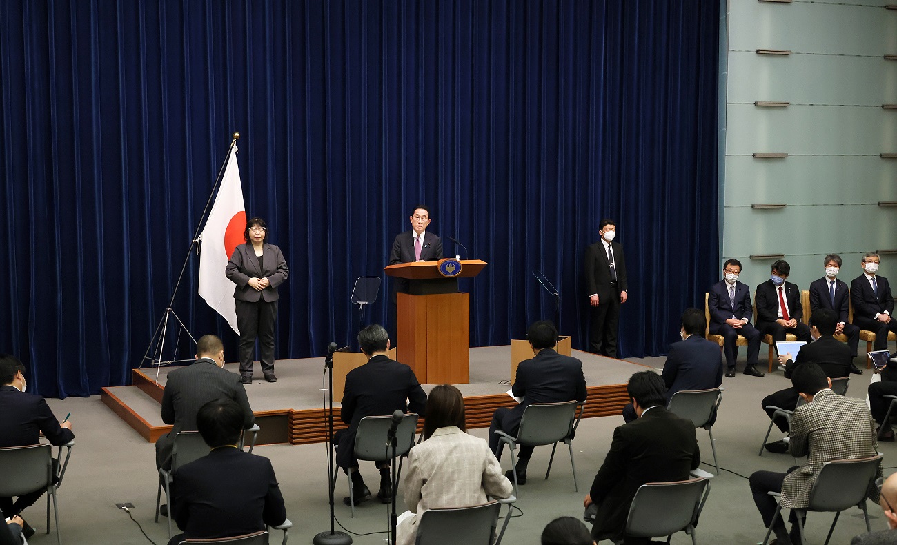 記者の質問に答える岸田総理６