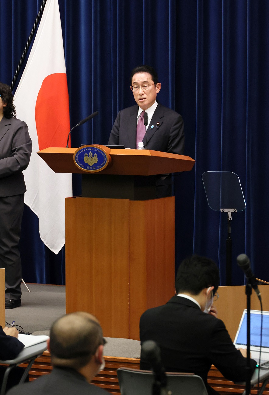 記者の質問に答える岸田総理７