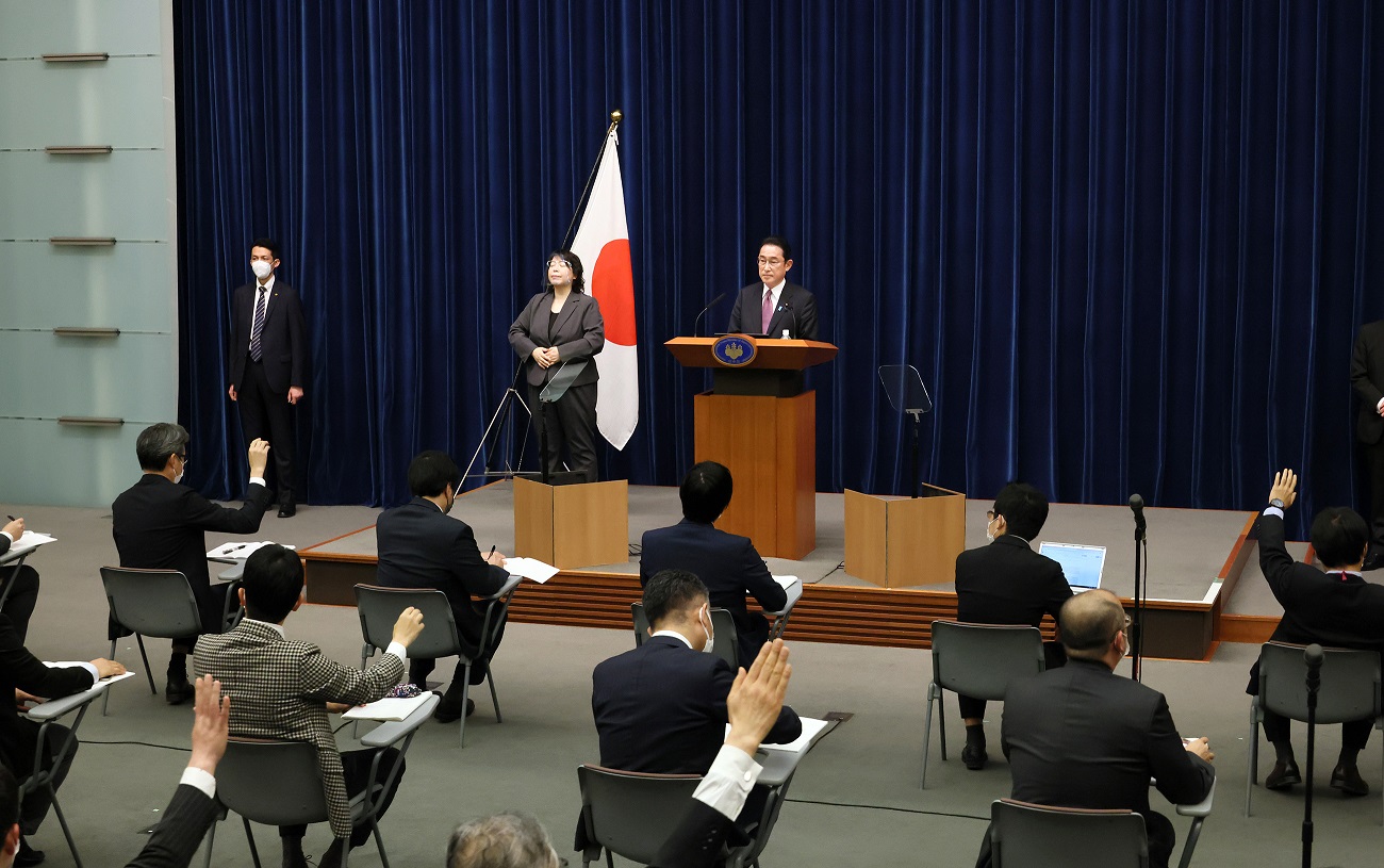 記者の質問に答える岸田総理８