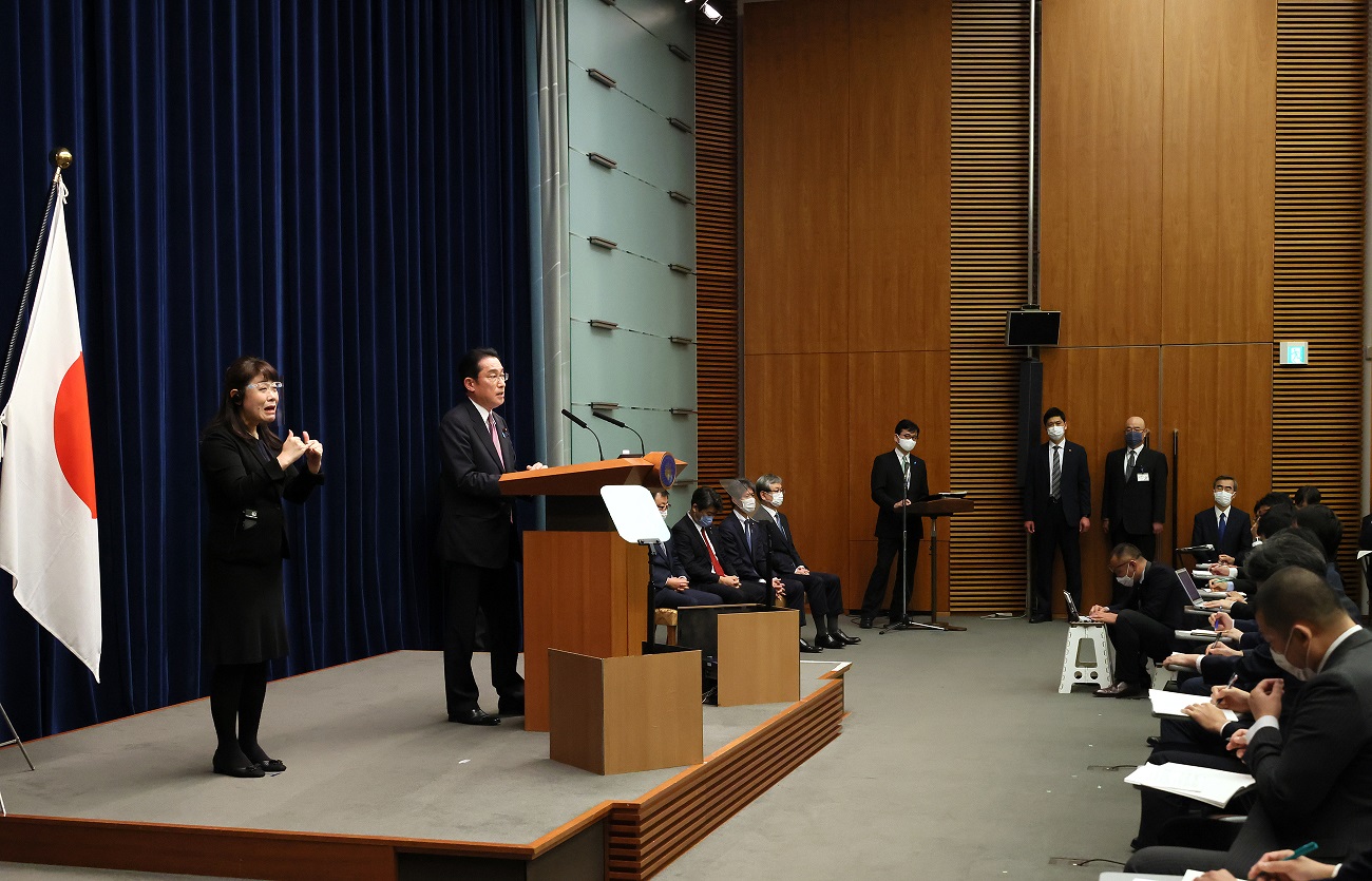 記者の質問に答える岸田総理９