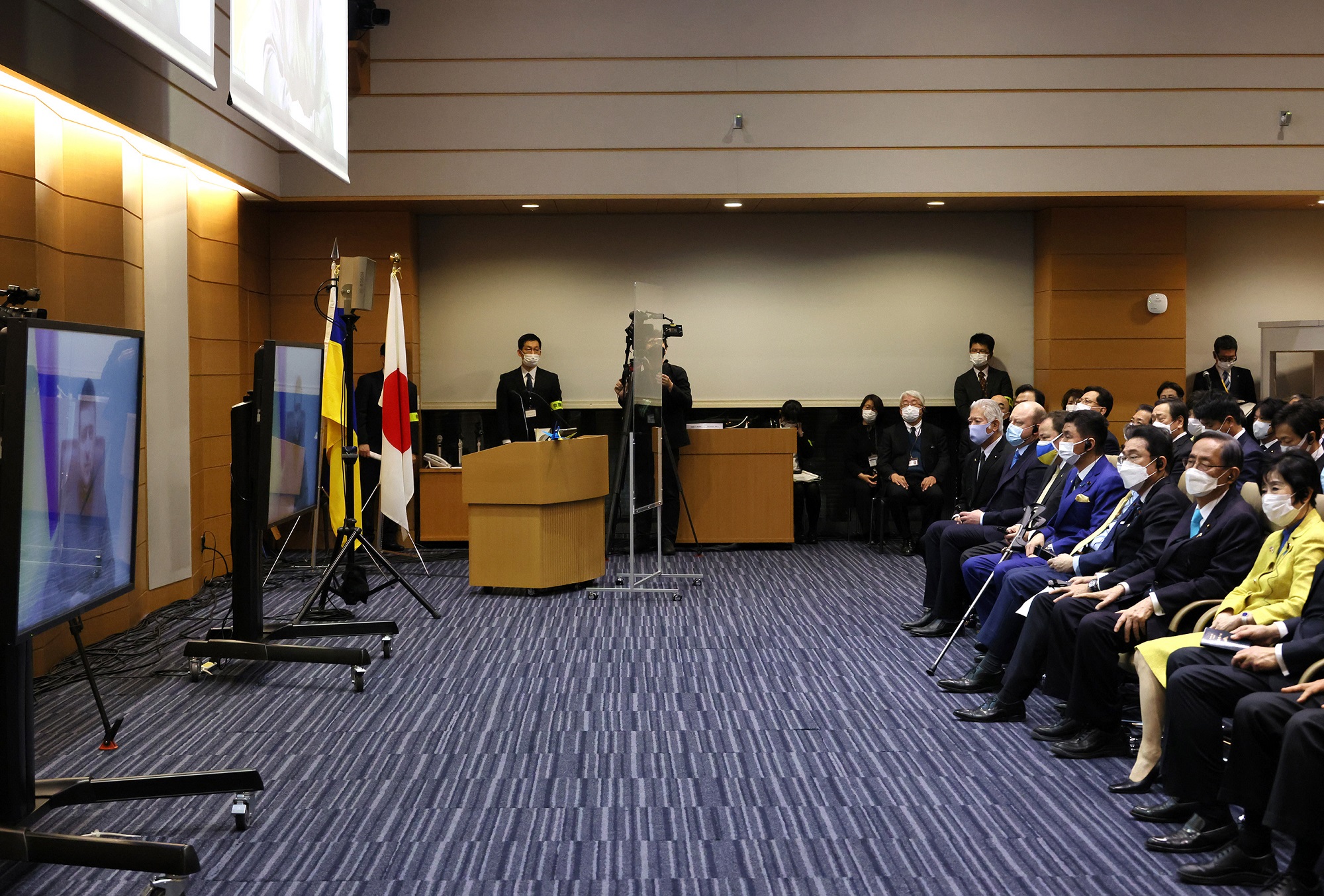 ゼレンスキー・ウクライナ大統領の演説を視聴する岸田総理１