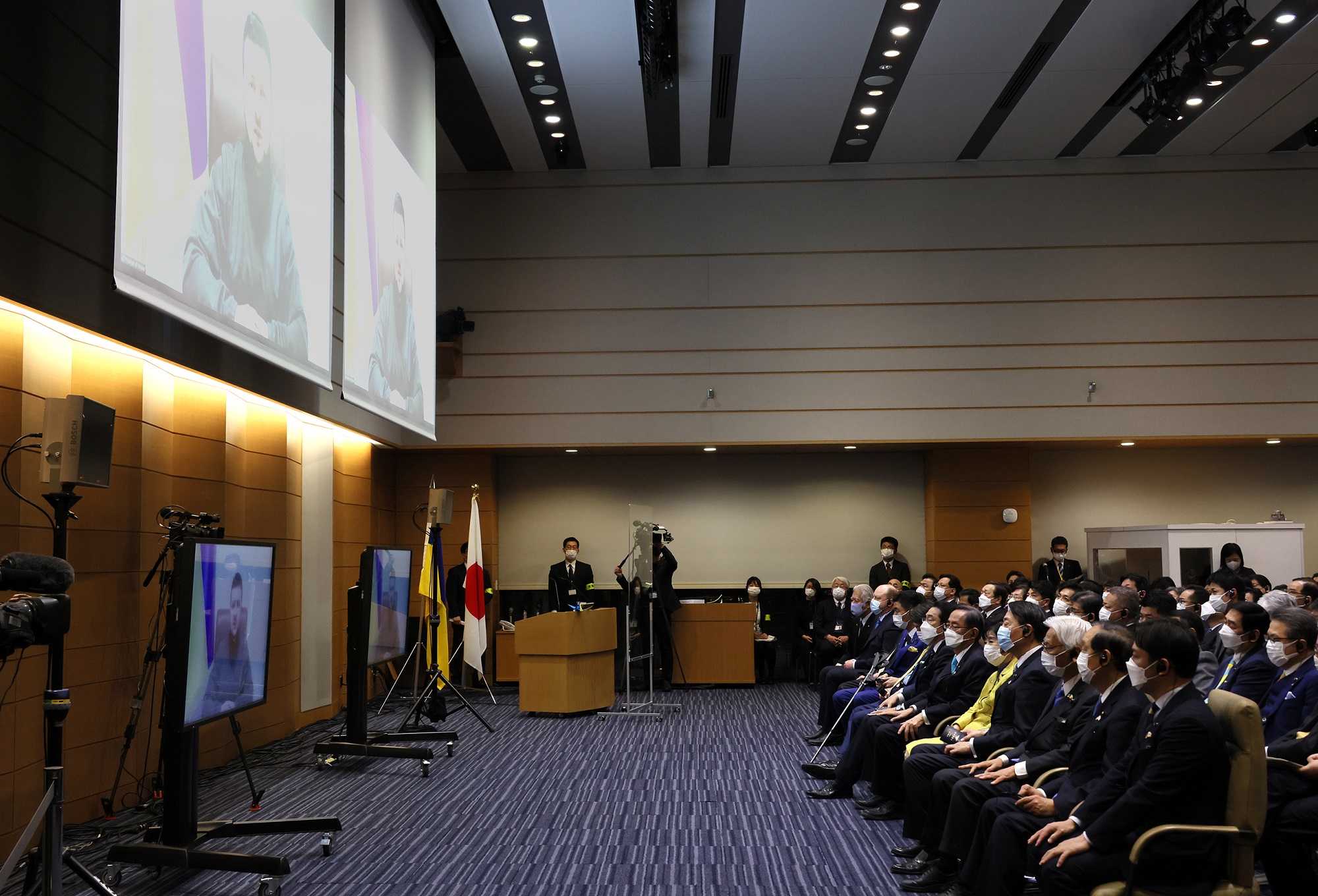 ゼレンスキー・ウクライナ大統領の演説を視聴する岸田総理２
