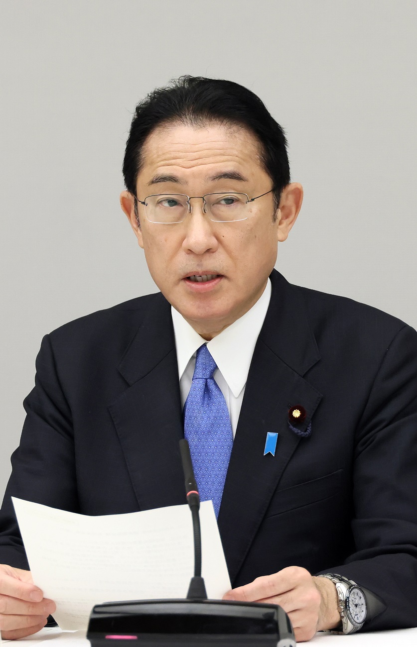 会議に臨む岸田総理２