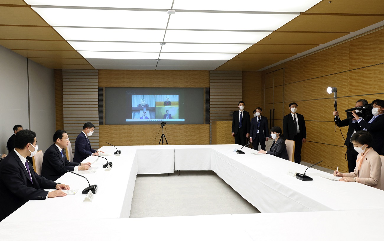 会議に臨む岸田総理４