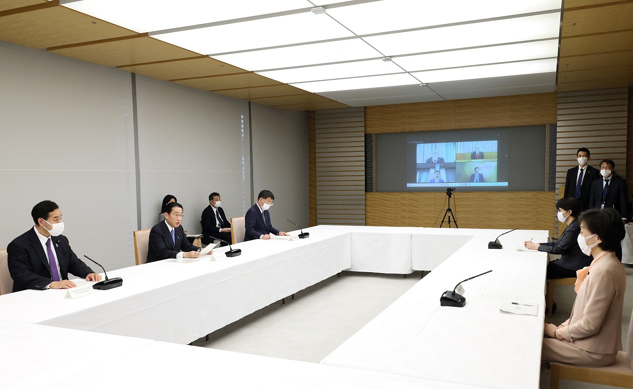 会議に臨む岸田総理５