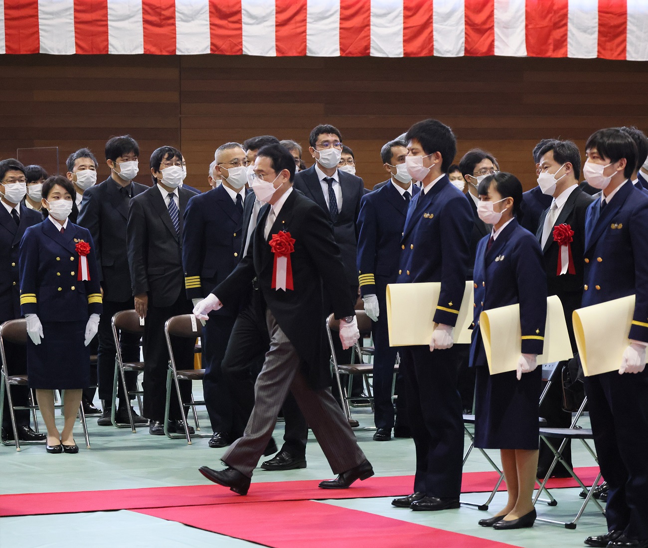 卒業式に参列する岸田総理