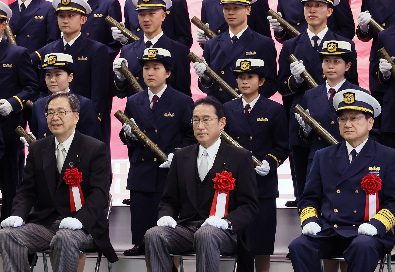 記念撮影を行う岸田総理２