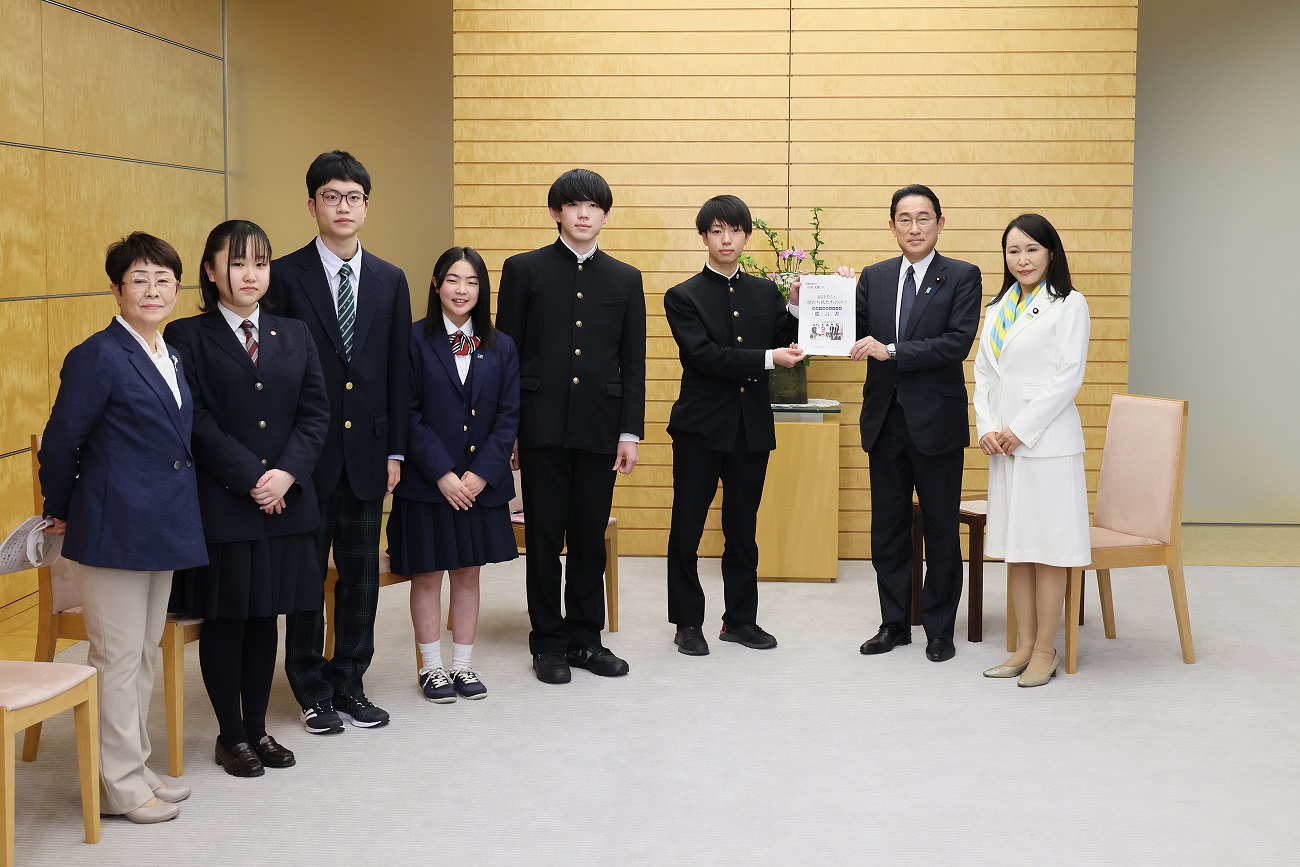 提言書を受け取る岸田総理２