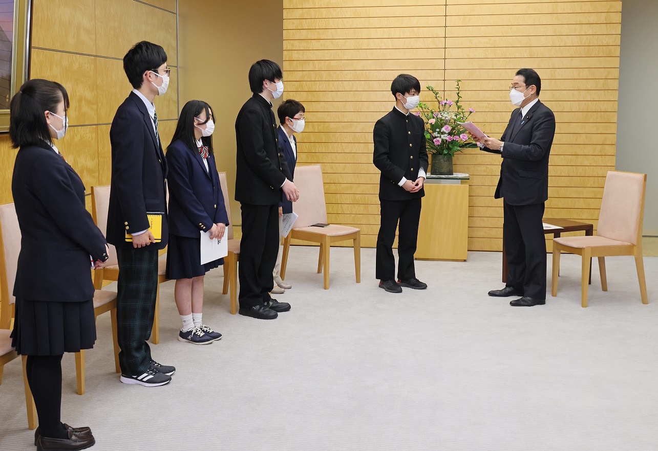 提言書を受け取る岸田総理３