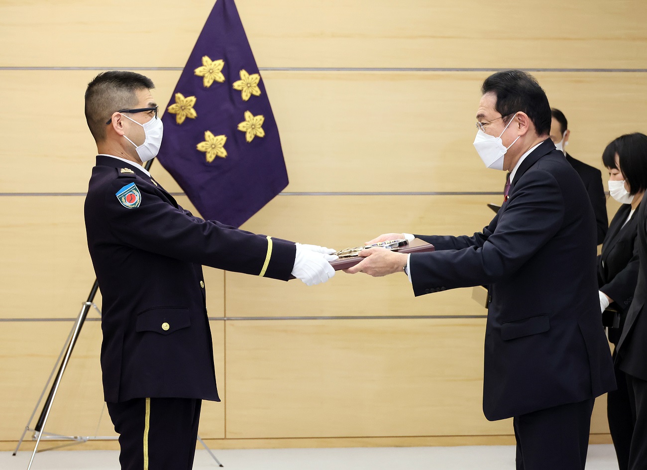 表彰状等を授与する岸田総理２