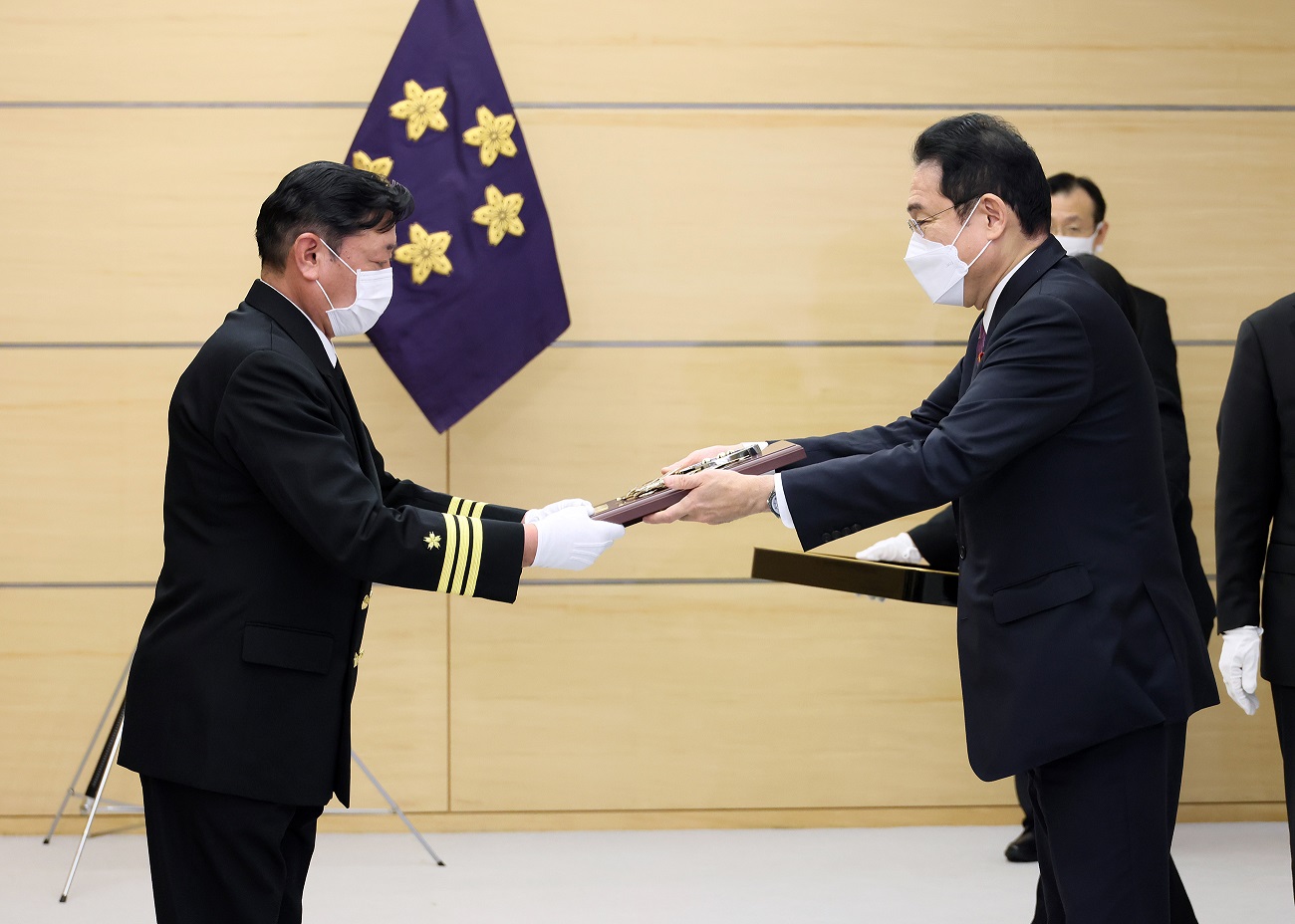 表彰状等を授与する岸田総理３