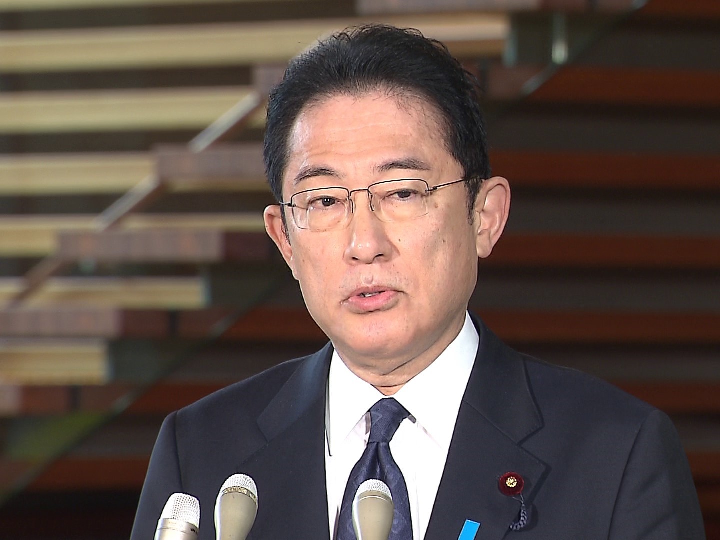 記者の質問に答える岸田総理