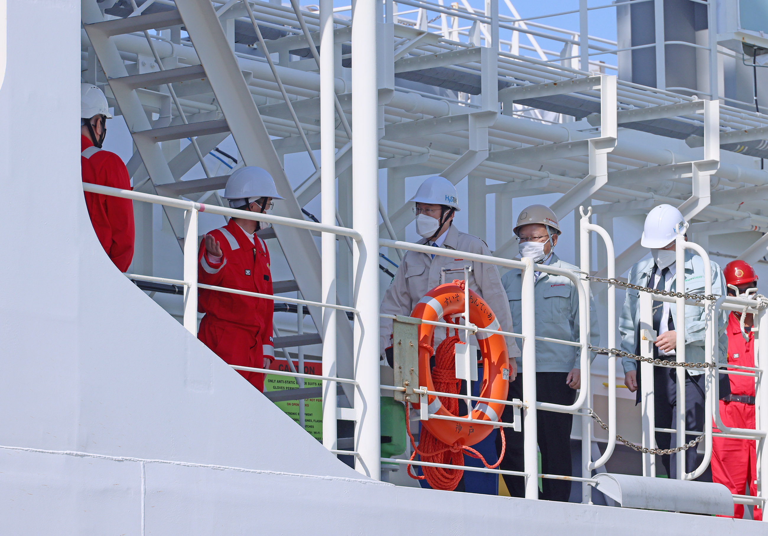 液化水素荷役実証ターミナルで液化水素運搬船を視察する岸田総理