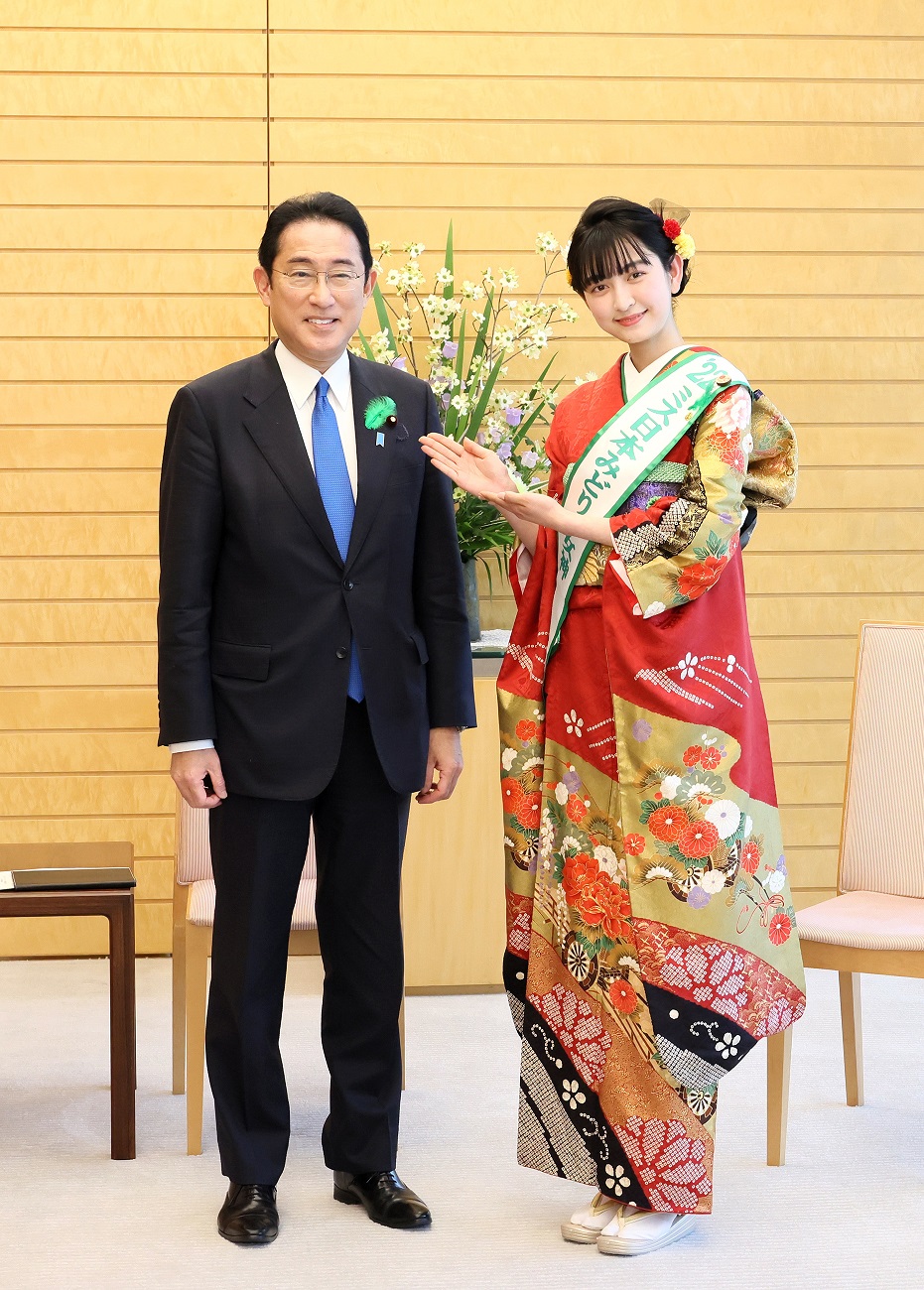 表敬を受ける岸田総理２