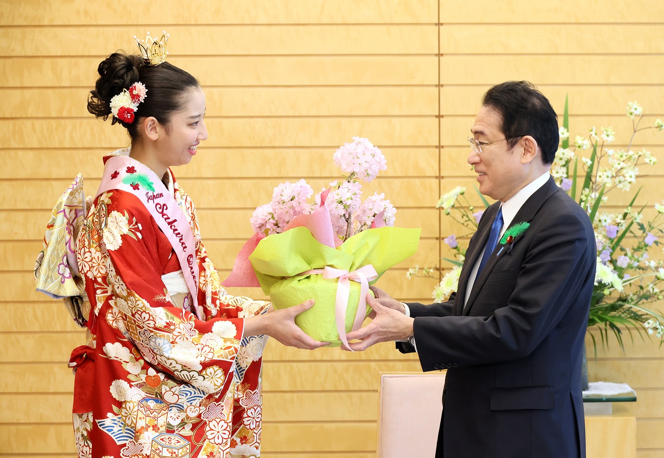 鉢植えの贈呈を受ける岸田総理１