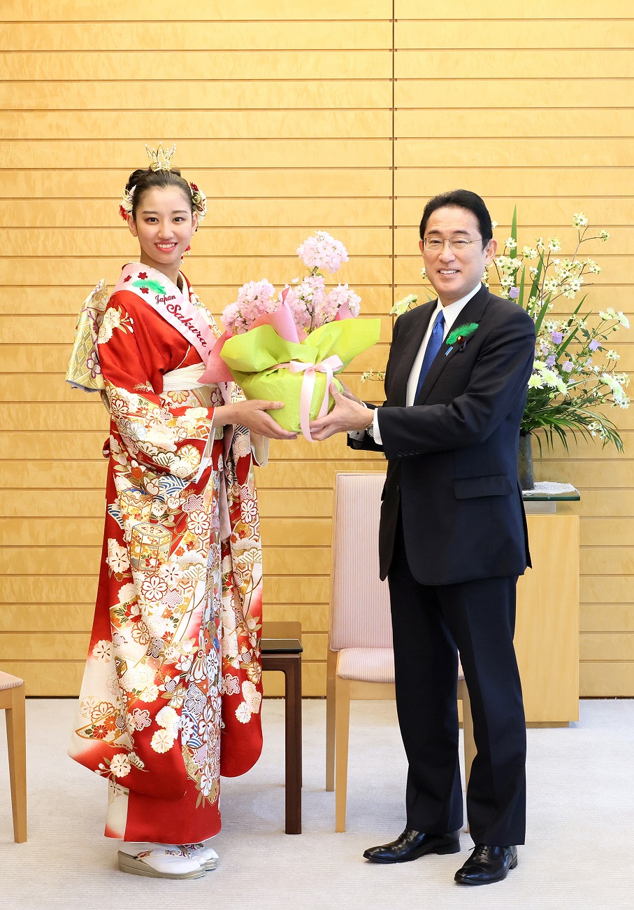 鉢植えの贈呈を受ける岸田総理２
