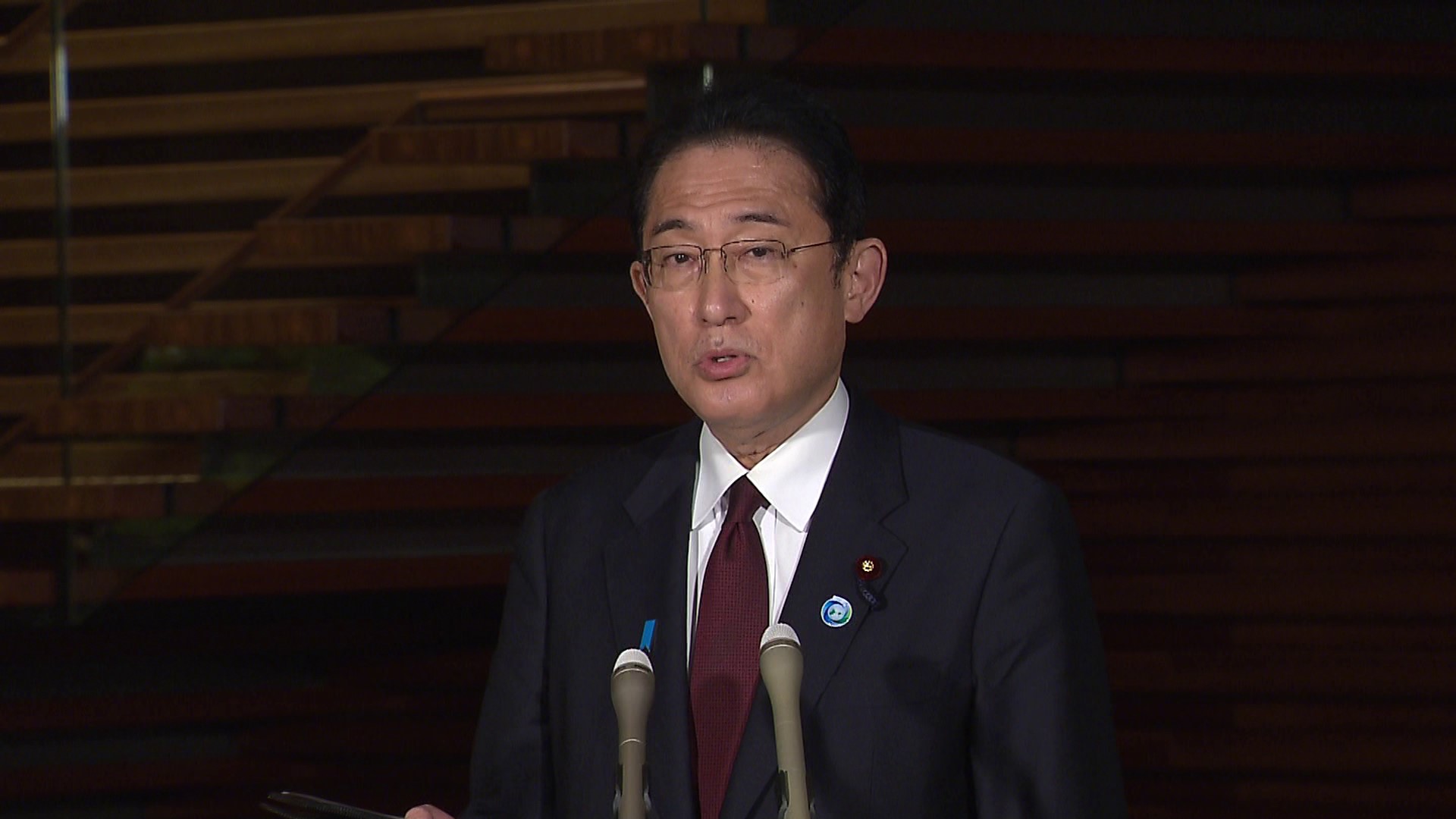 記者の質問に答える岸田総理